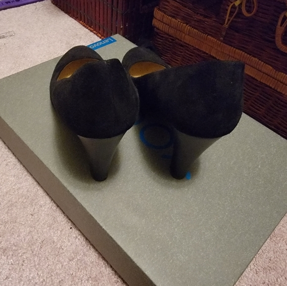 BEAUTIFUL BLACK SUEDE HEELS - Picture 2 of 4